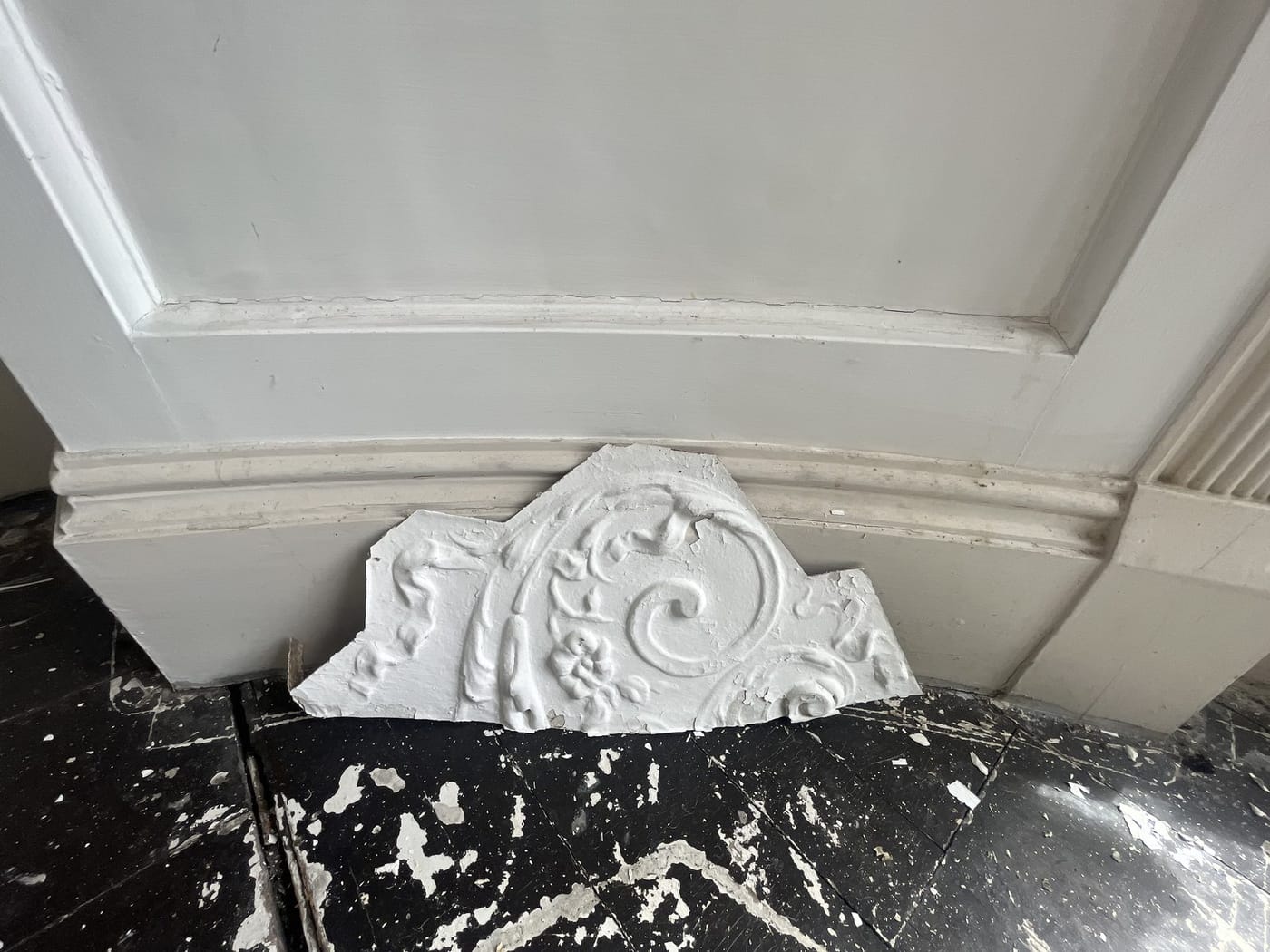 Cornice and ceiling breaking away